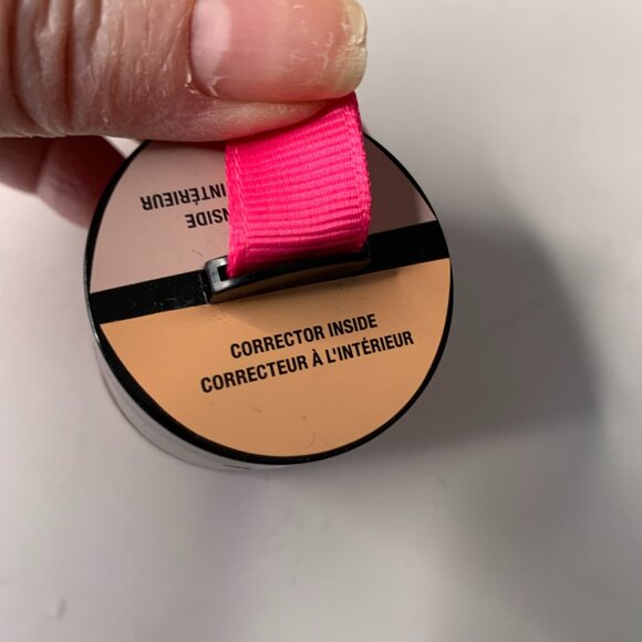 2 Wet n Wild Pump Makeup Locker 3-in-1 Sheer Highlighter Corrector FAIR LIGHT - Picture 3 of 6